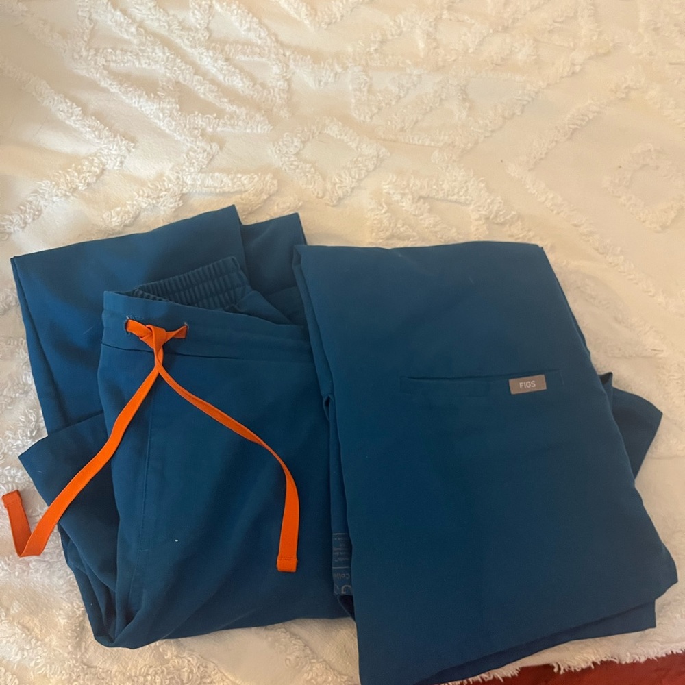 Figs scrubs XS tall Casma top and yola bottoms in Alps Blue